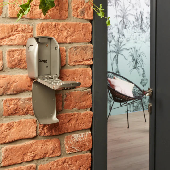 MasterLock - Forsterket Veggmontert Nøkkelboks med 4‑sifret Kode - Game-On.no