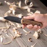 BeaverCraft Shadow Bushcraftkniv - i hånden