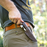 BeaverCraft Wild Harvest Bushcraftkniv - i slire på beltet