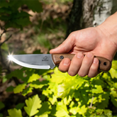 BeaverCraft Wild Harvest Bushcraftkniv - i hånden