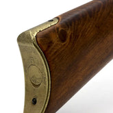 Denix Winchester 1873 replika, nærbilde av kolbeplaten i gull
