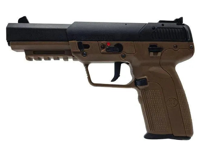 FN 5-7 Airsoftpistol Replika med Blowback - Softgungass FDE - Game-On.no