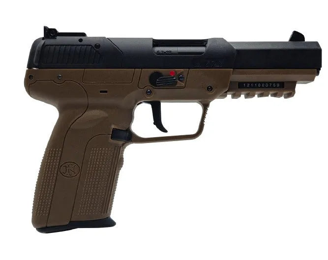 FN 5-7 Airsoftpistol Replika med Blowback - Softgungass FDE - Game-On.no