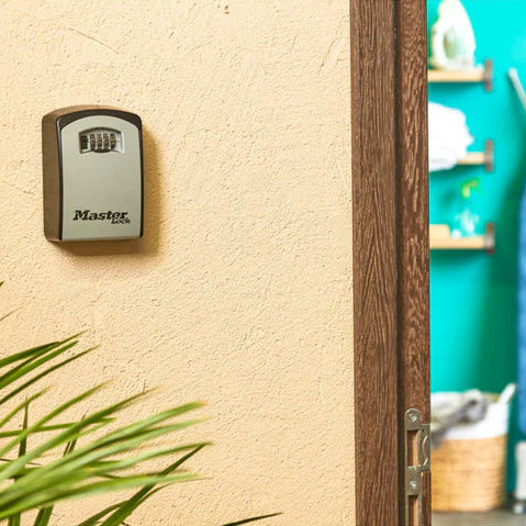 MasterLock - Ekstra Stor Veggmontert Nøkkelboks med 4‑Sifret Kode - Game-On.no