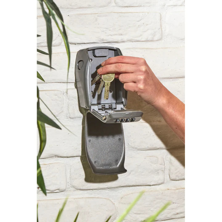 MasterLock - Forsterket Veggmontert Nøkkelboks med 4‑sifret Kode - Game-On.no