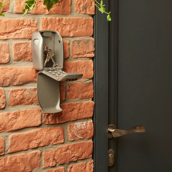 MasterLock - Forsterket Veggmontert Nøkkelboks med 4‑sifret Kode - Game-On.no