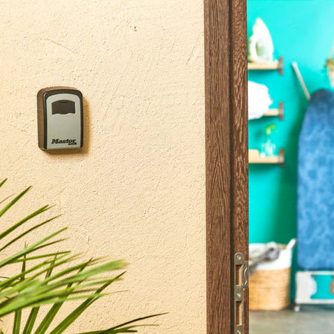 MasterLock - Vegg­montert Nøkkel­boks med 4‑Sifret Kode - Game-On.no
