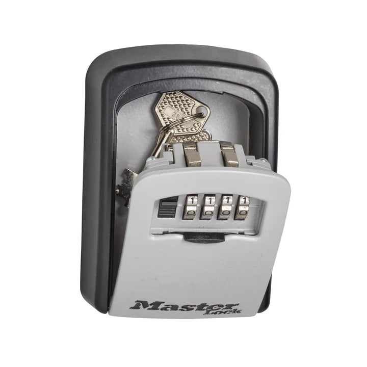 MasterLock - Vegg­montert Nøkkel­boks med 4‑Sifret Kode - Game-On.no