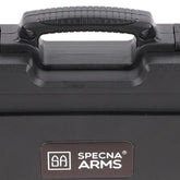Specna Arms Smart Våpenkoffert 33cm, nærbilde av bærehåndtak og logo
